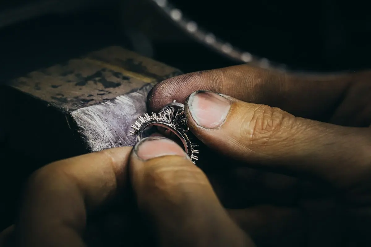 Anillo de plata puesto en la mano: así se cuida una joya de plata en el uso diario