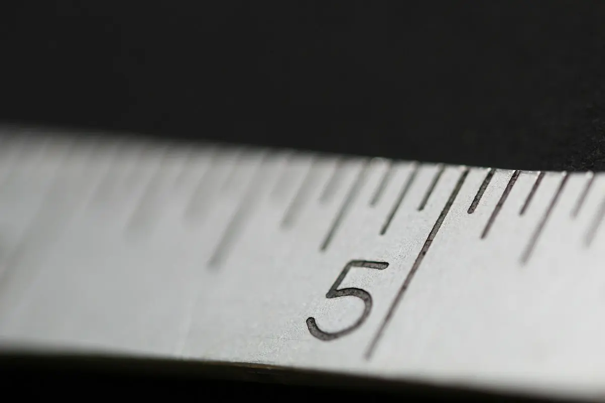 Medir la talla con hilo o papel Cinta métrica blanca: con un hilo o una tira de papel se mide el contorno del dedo en milímetros