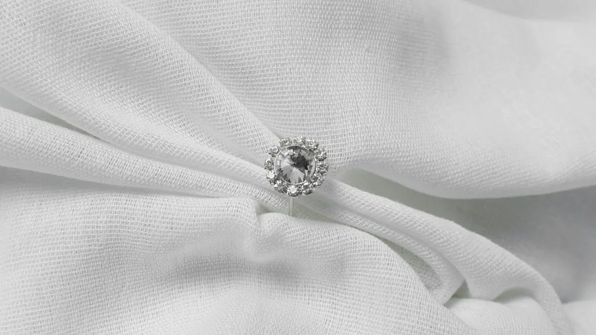 Cómo limpiar plata 950 Joya sobre un paño blanco de algodón: el paño suave es la herramienta número uno para limpiar plata 950