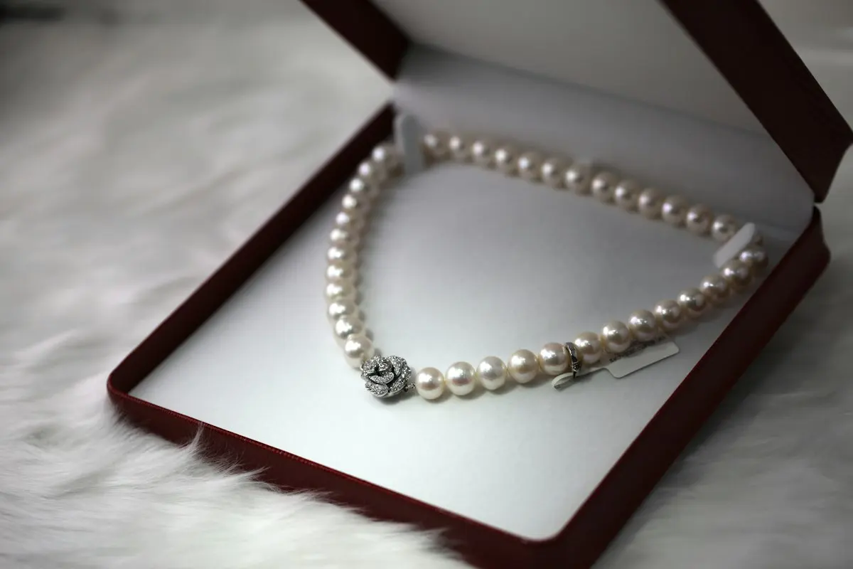 Detalle de joyas de plata dispuestas sobre fondo claro