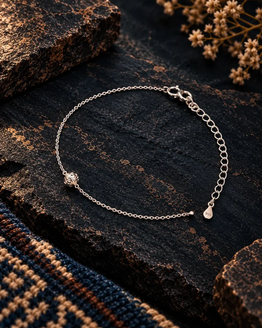 Pieza artesanal Luna Stelle en plata 950, fotografiada sobre piedra volcánica — 4