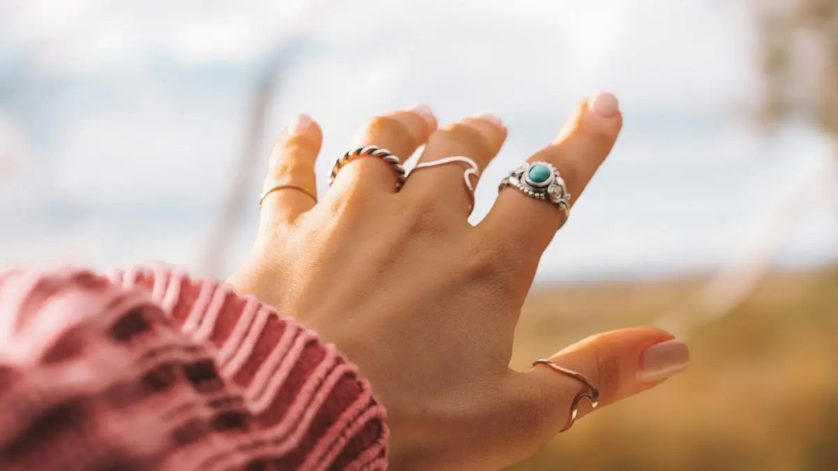 Cómo saber tu talla de anillo Mano con varios anillos: cada dedo tiene su talla y cambia a lo largo del día